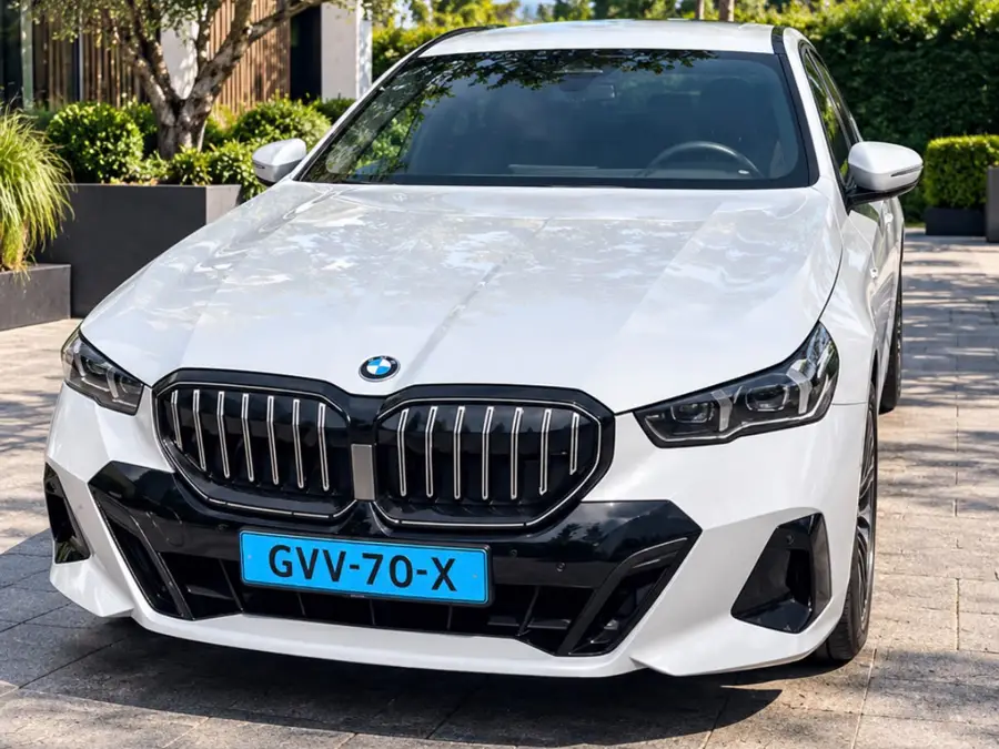 Witte BMW 5-Serie taxi van Taxi Dongen
